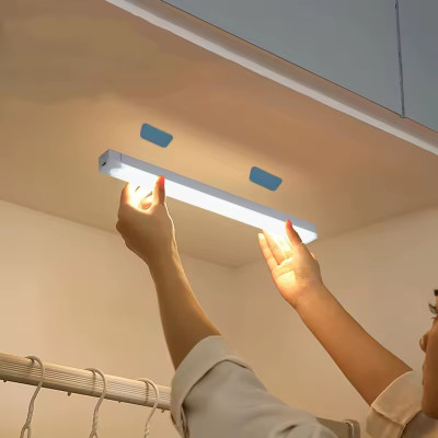 Сенсорний бездротовий LED світильник на акумуляторі з датчиком руху 30 см, теплий